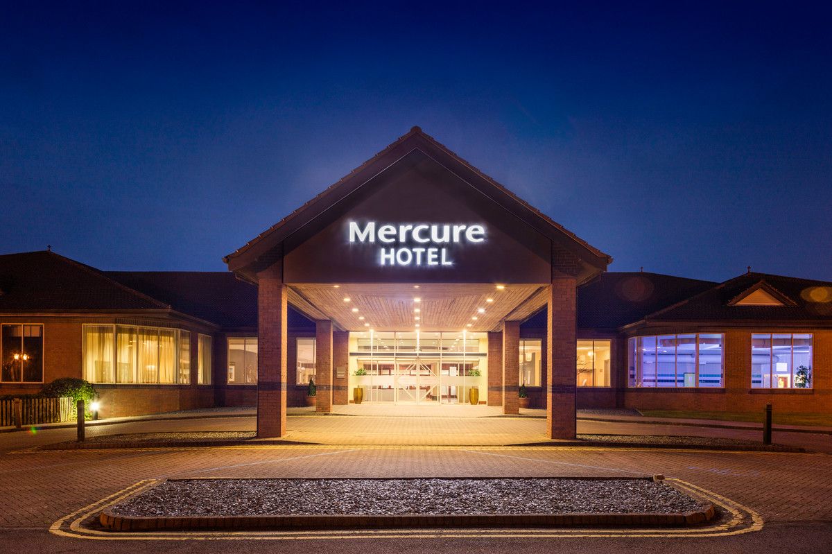 The Mercure Daventry Court Hotel at night